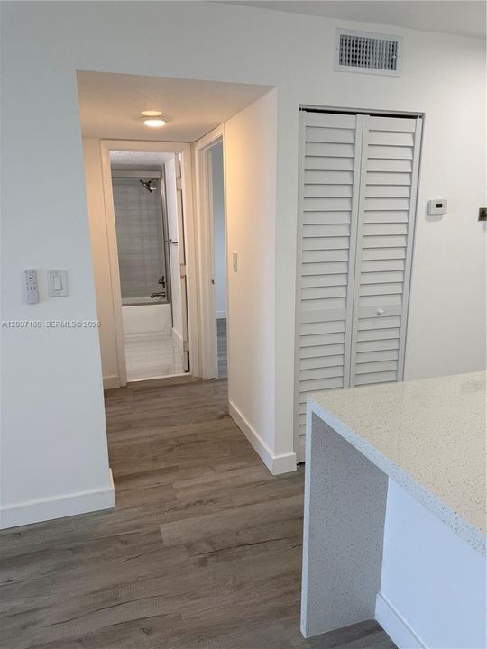 For Sale: $289,000 (2 beds, 2 baths, 832 Square Feet)