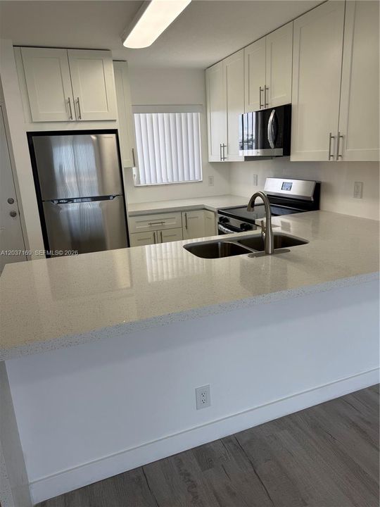 For Sale: $289,000 (2 beds, 2 baths, 832 Square Feet)