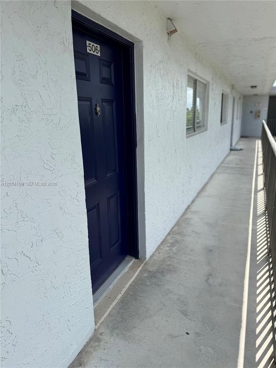 For Sale: $289,000 (2 beds, 2 baths, 832 Square Feet)