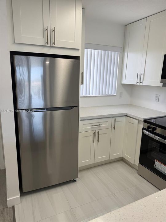 For Sale: $289,000 (2 beds, 2 baths, 832 Square Feet)