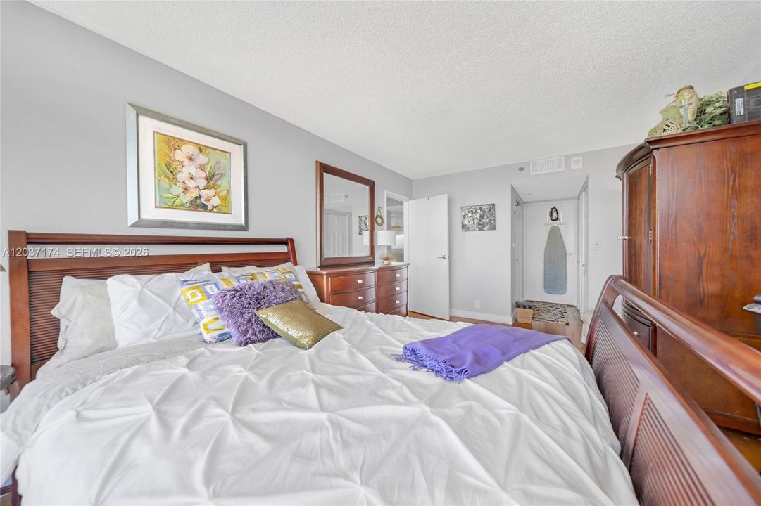For Rent: $2,800 (2 beds, 2 baths, 1030 Square Feet)