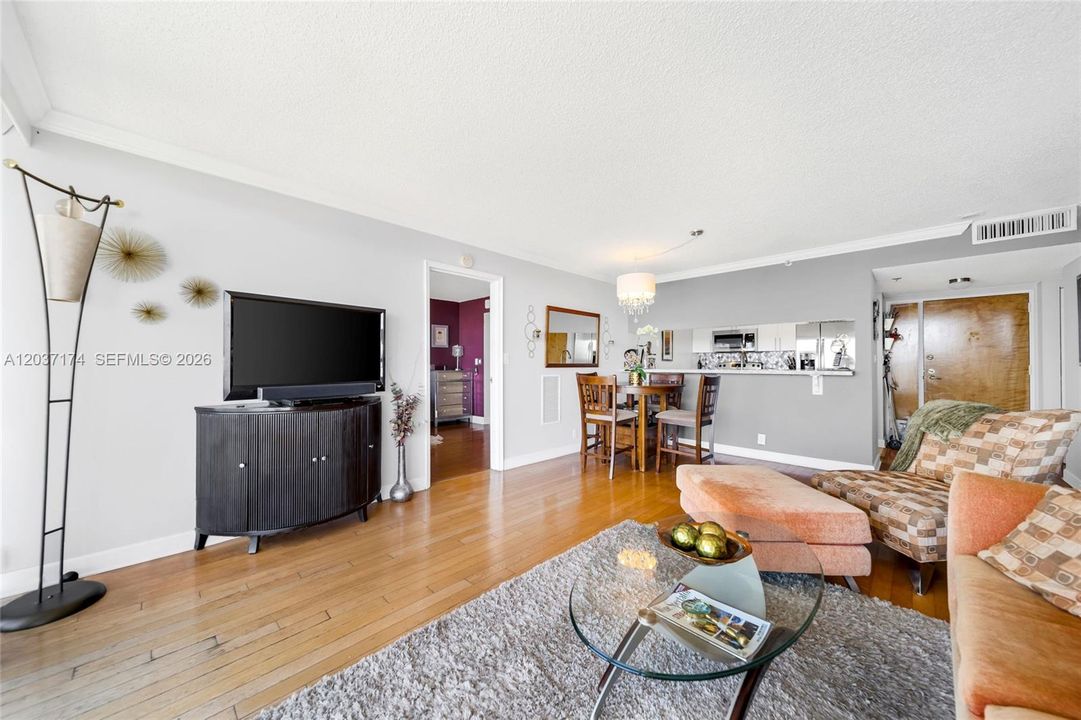For Rent: $2,800 (2 beds, 2 baths, 1030 Square Feet)