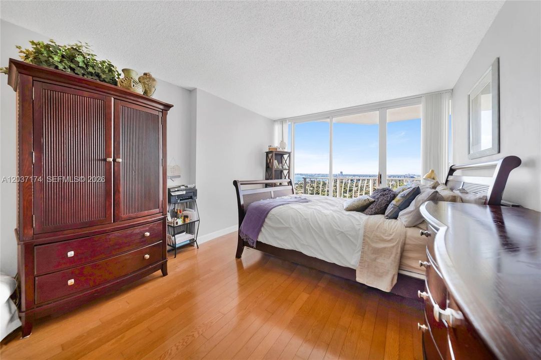For Rent: $2,800 (2 beds, 2 baths, 1030 Square Feet)