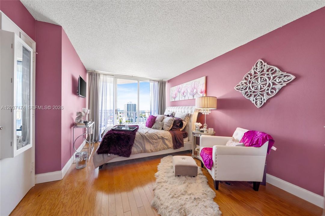 For Rent: $2,800 (2 beds, 2 baths, 1030 Square Feet)
