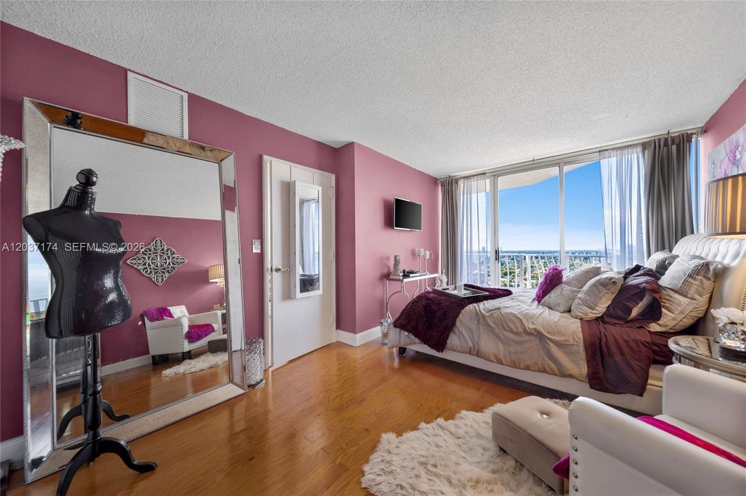 For Rent: $2,800 (2 beds, 2 baths, 1030 Square Feet)