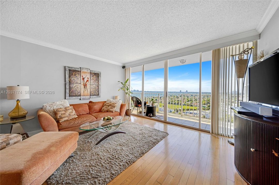 For Rent: $2,800 (2 beds, 2 baths, 1030 Square Feet)