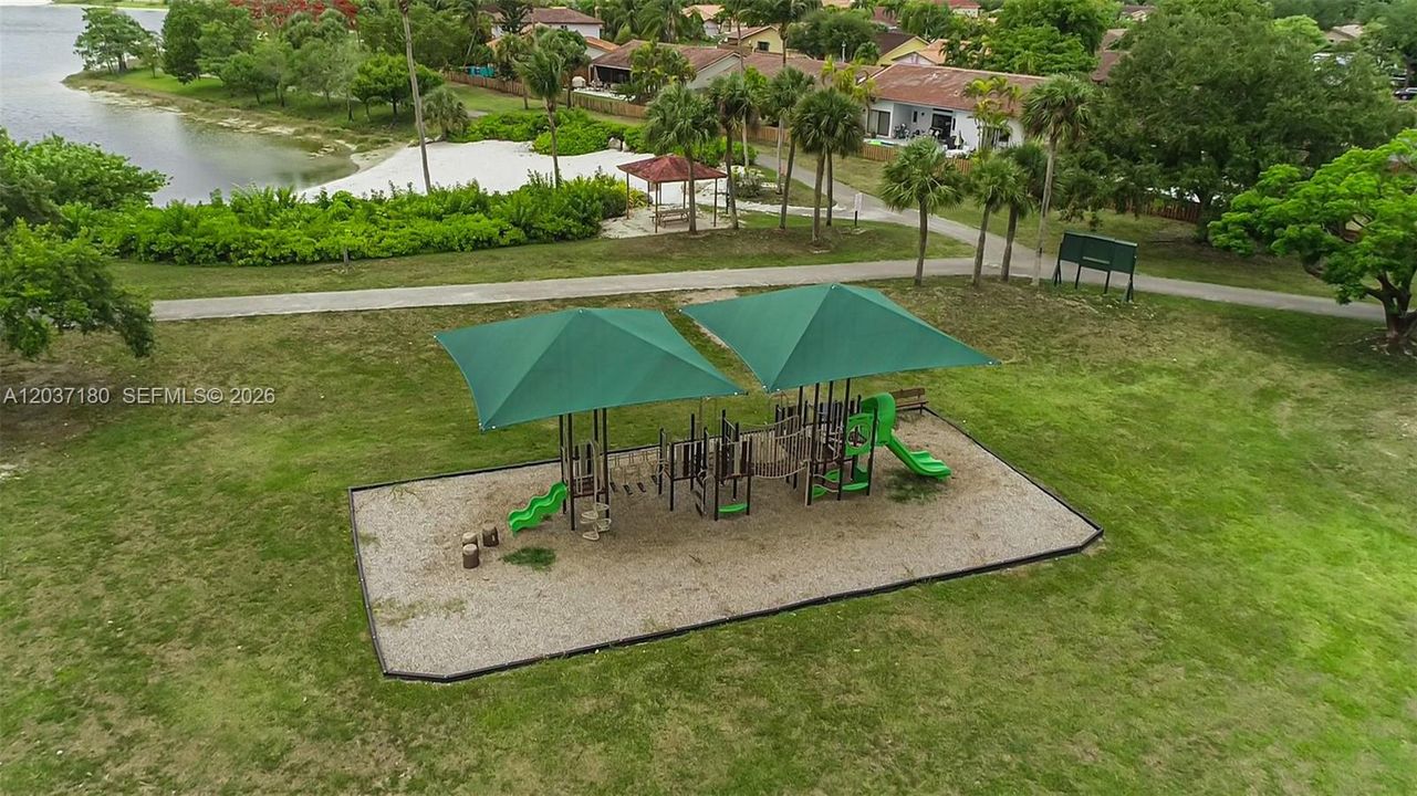 For Sale: $275,000 (2 beds, 1 baths, 891 Square Feet)