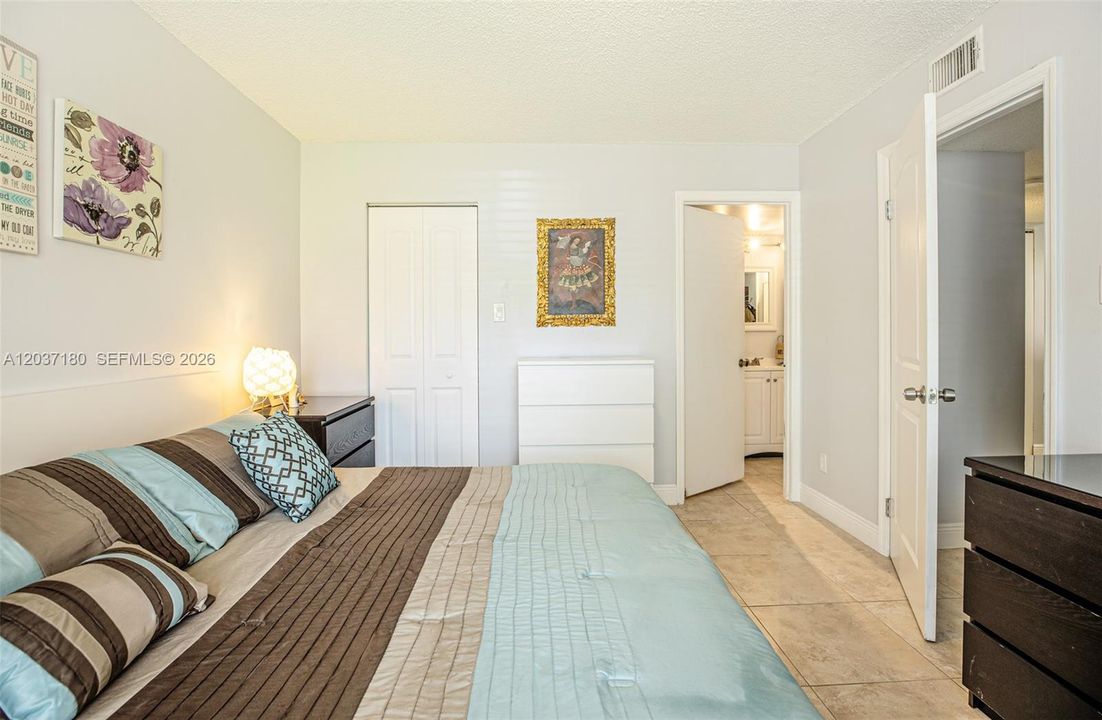 For Sale: $275,000 (2 beds, 1 baths, 891 Square Feet)