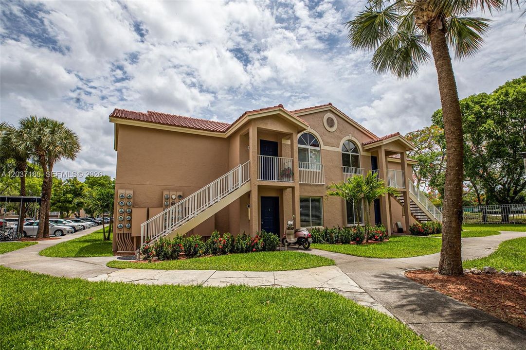For Sale: $275,000 (2 beds, 1 baths, 891 Square Feet)