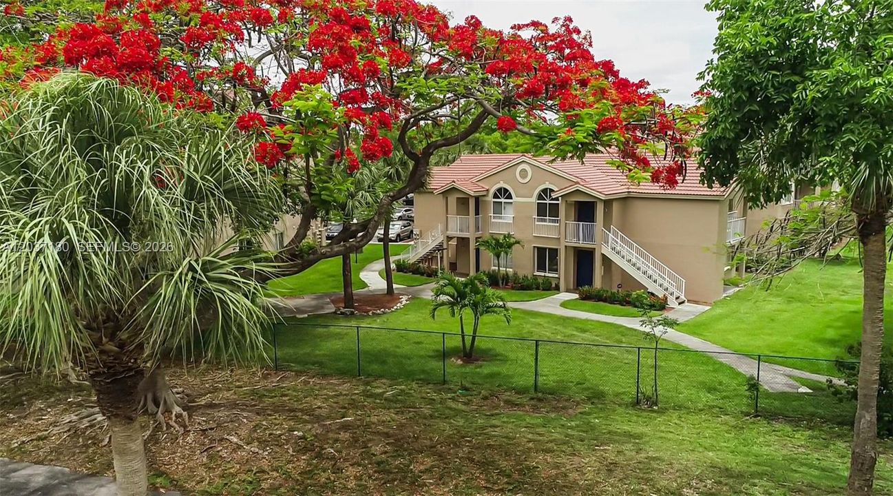 For Sale: $275,000 (2 beds, 1 baths, 891 Square Feet)
