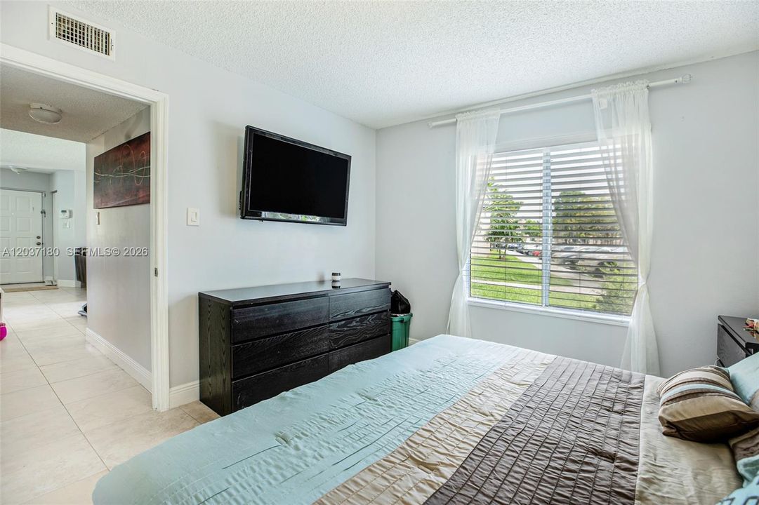 For Sale: $275,000 (2 beds, 1 baths, 891 Square Feet)