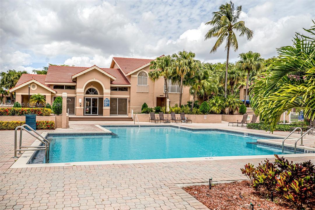 For Sale: $275,000 (2 beds, 1 baths, 891 Square Feet)