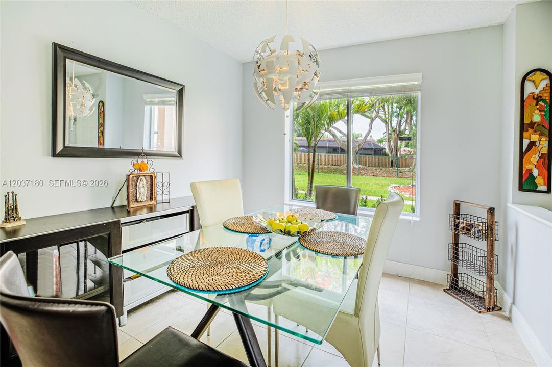 For Sale: $275,000 (2 beds, 1 baths, 891 Square Feet)
