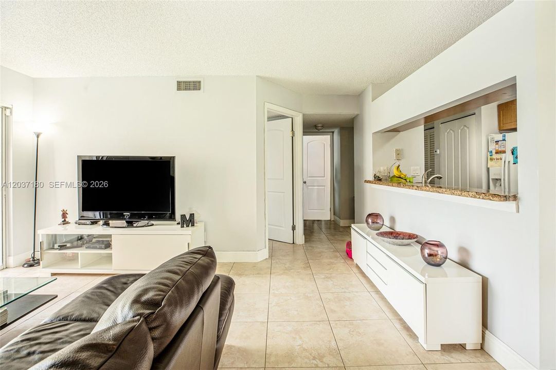 For Sale: $275,000 (2 beds, 1 baths, 891 Square Feet)