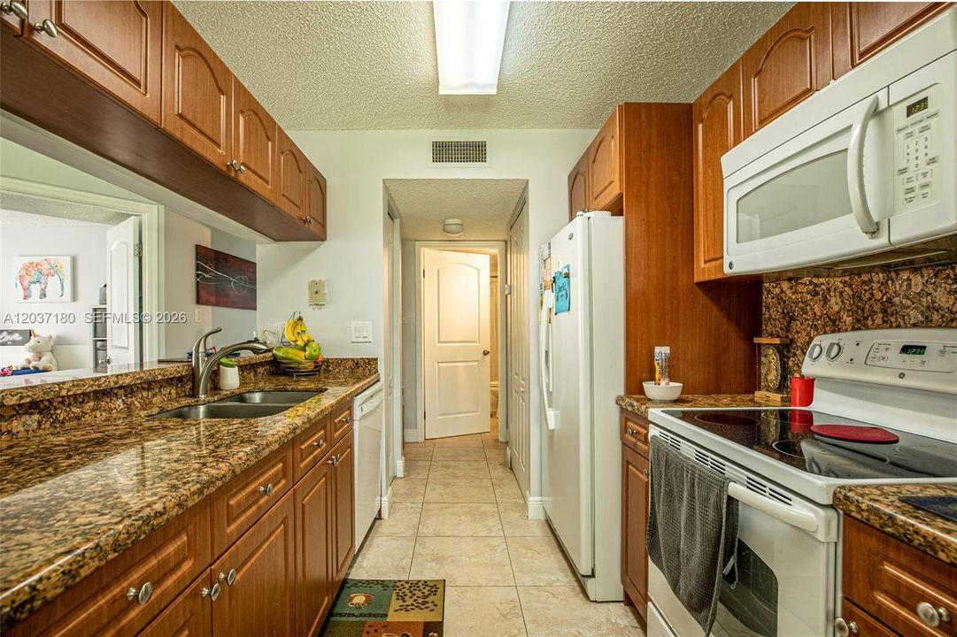 For Sale: $275,000 (2 beds, 1 baths, 891 Square Feet)