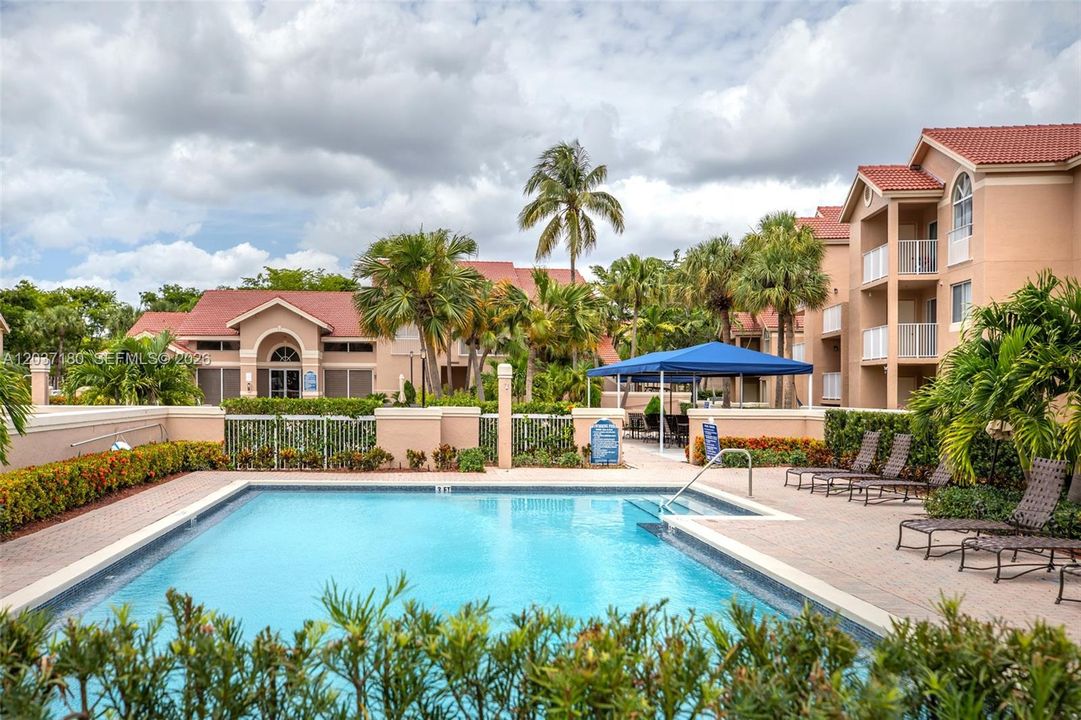 For Sale: $275,000 (2 beds, 1 baths, 891 Square Feet)