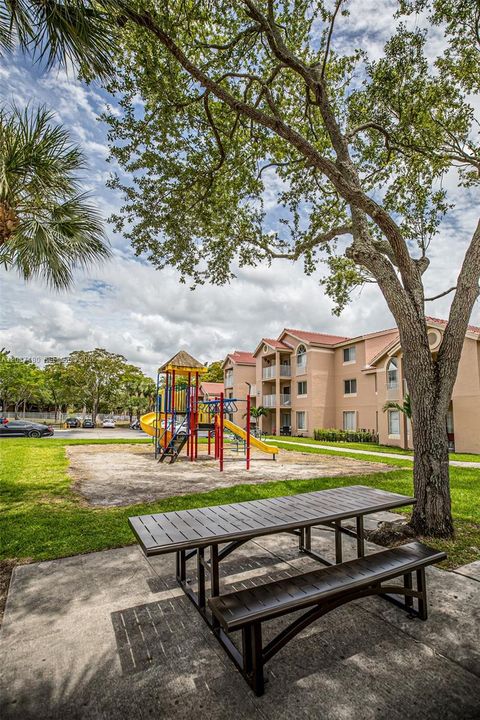 For Sale: $275,000 (2 beds, 1 baths, 891 Square Feet)