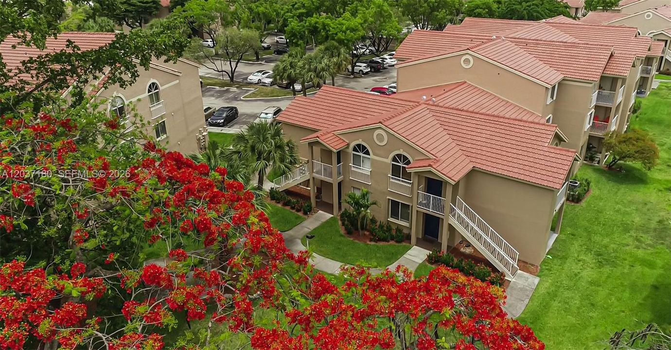 For Sale: $275,000 (2 beds, 1 baths, 891 Square Feet)