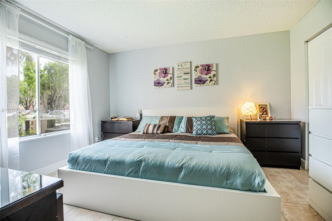 For Sale: $275,000 (2 beds, 1 baths, 891 Square Feet)