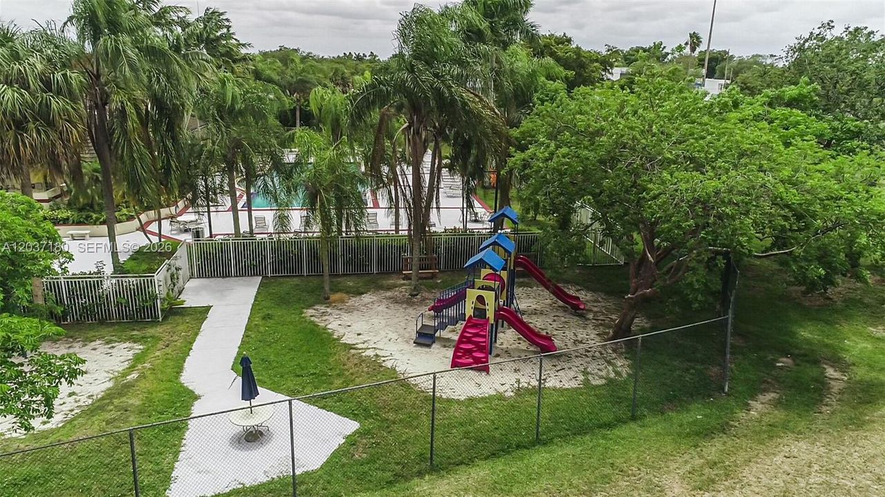 For Sale: $275,000 (2 beds, 1 baths, 891 Square Feet)