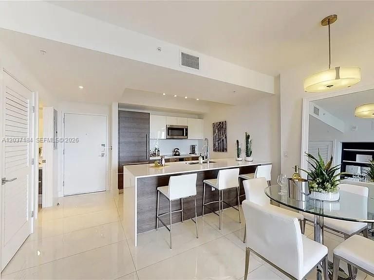 For Rent: $4,100 (1 beds, 1 baths, 732 Square Feet)