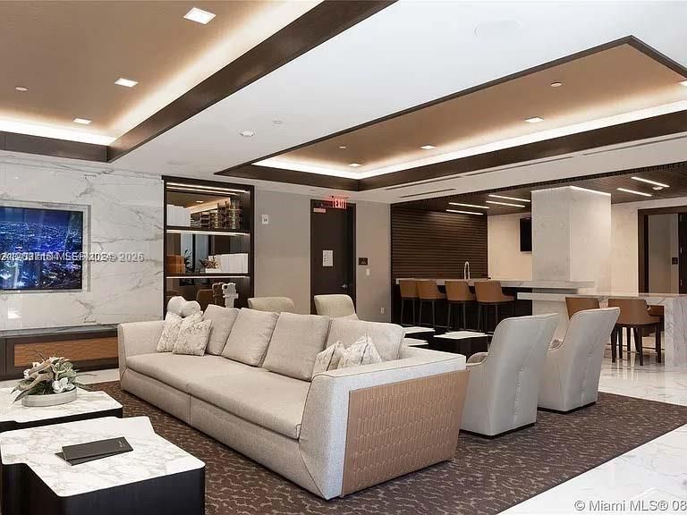 For Rent: $4,100 (1 beds, 1 baths, 732 Square Feet)
