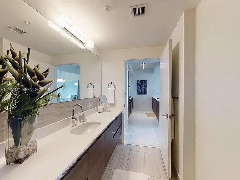 For Rent: $4,100 (1 beds, 1 baths, 732 Square Feet)