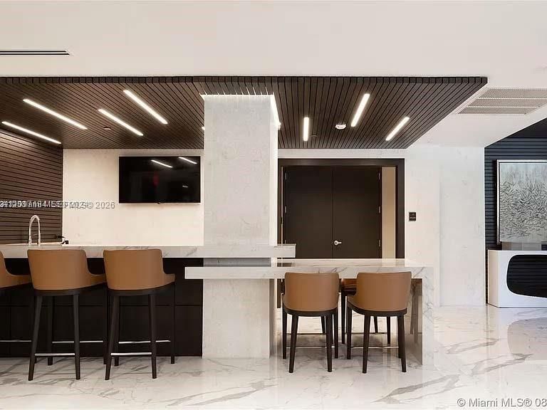 For Rent: $4,100 (1 beds, 1 baths, 732 Square Feet)
