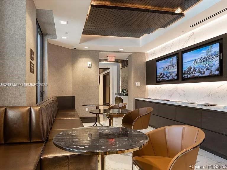 For Rent: $4,100 (1 beds, 1 baths, 732 Square Feet)