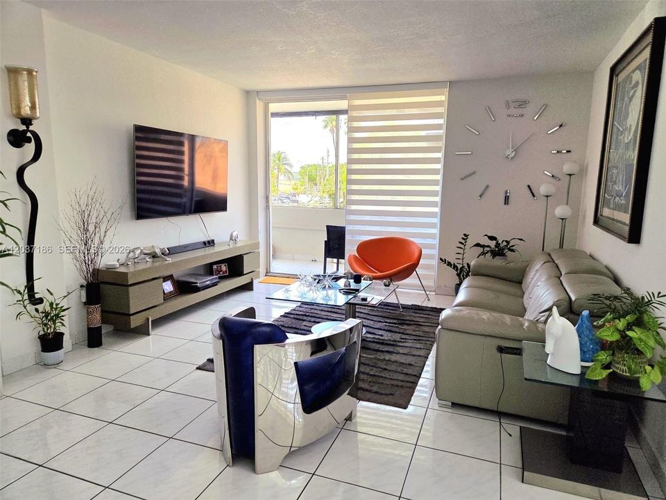 For Sale: $230,000 (2 beds, 2 baths, 970 Square Feet)