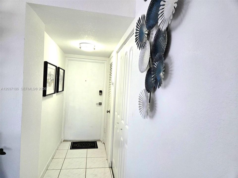 For Sale: $230,000 (2 beds, 2 baths, 970 Square Feet)