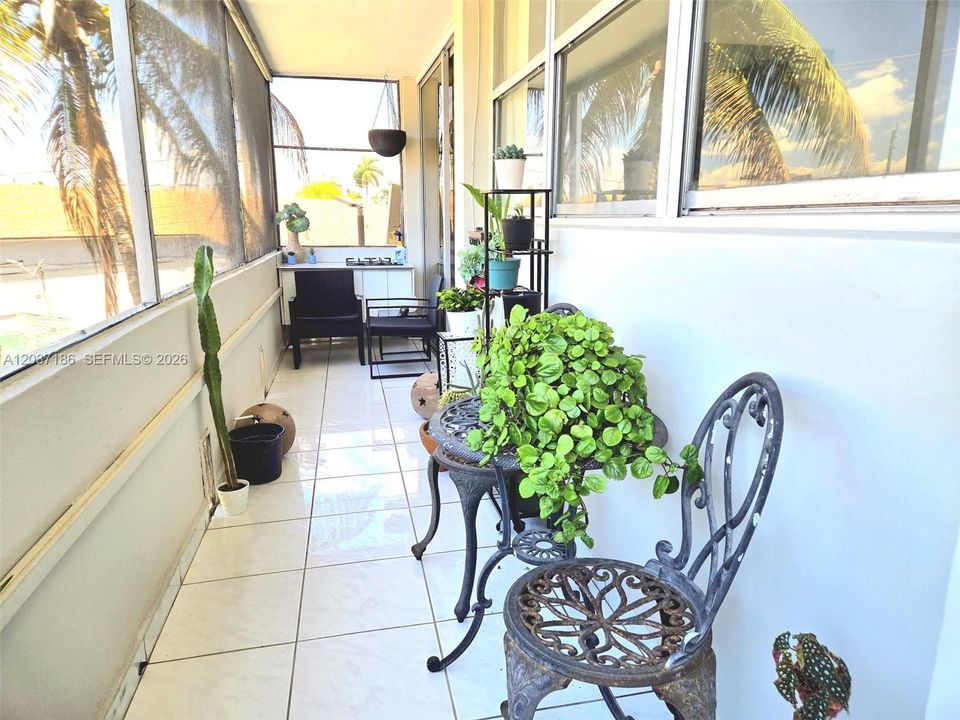 For Sale: $230,000 (2 beds, 2 baths, 970 Square Feet)