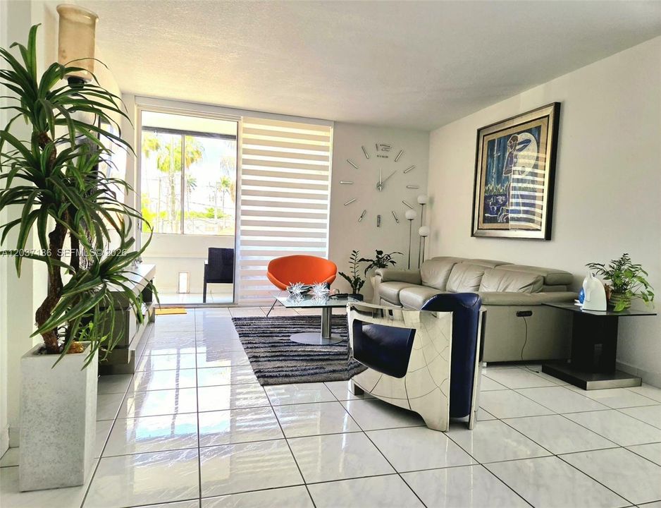 For Sale: $230,000 (2 beds, 2 baths, 970 Square Feet)
