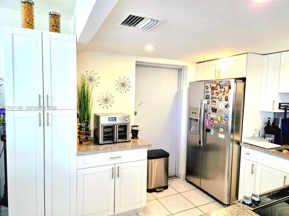 For Sale: $230,000 (2 beds, 2 baths, 970 Square Feet)