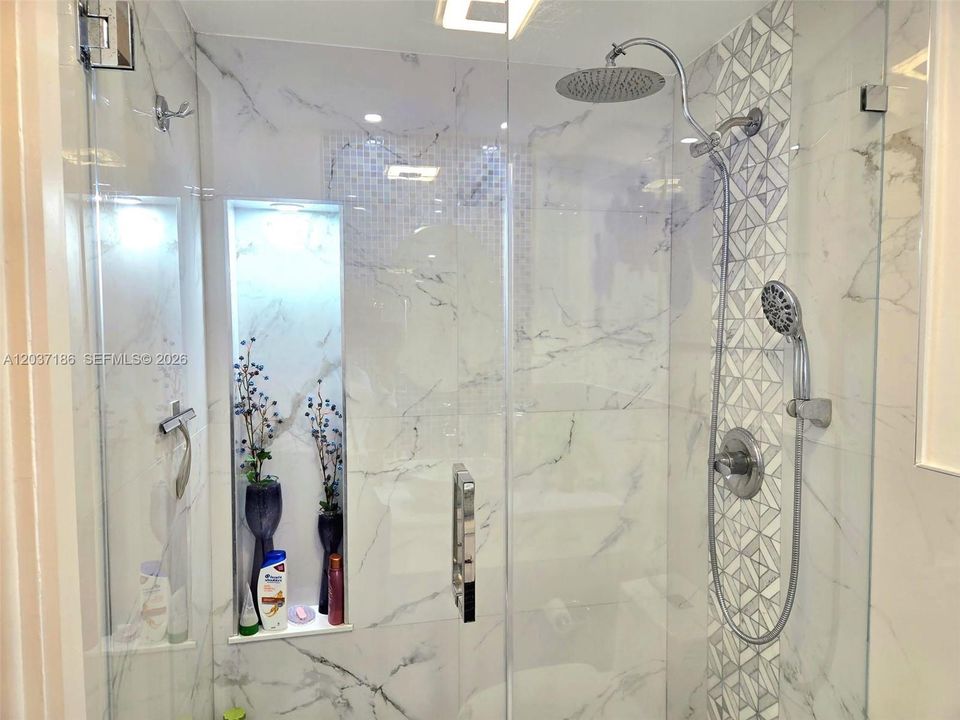 For Sale: $230,000 (2 beds, 2 baths, 970 Square Feet)