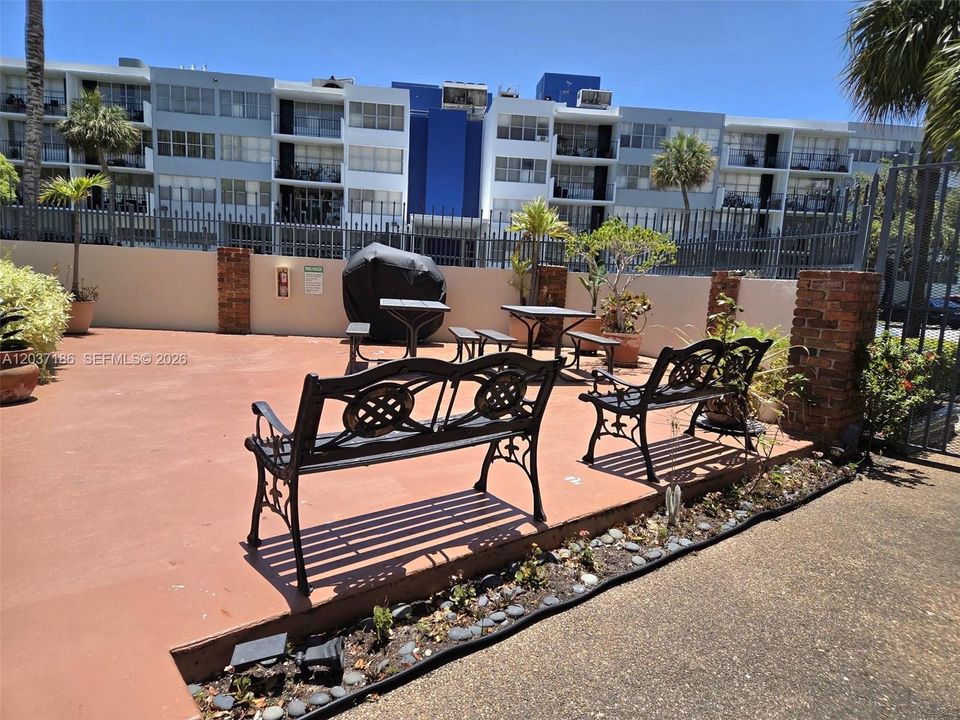 For Sale: $230,000 (2 beds, 2 baths, 970 Square Feet)