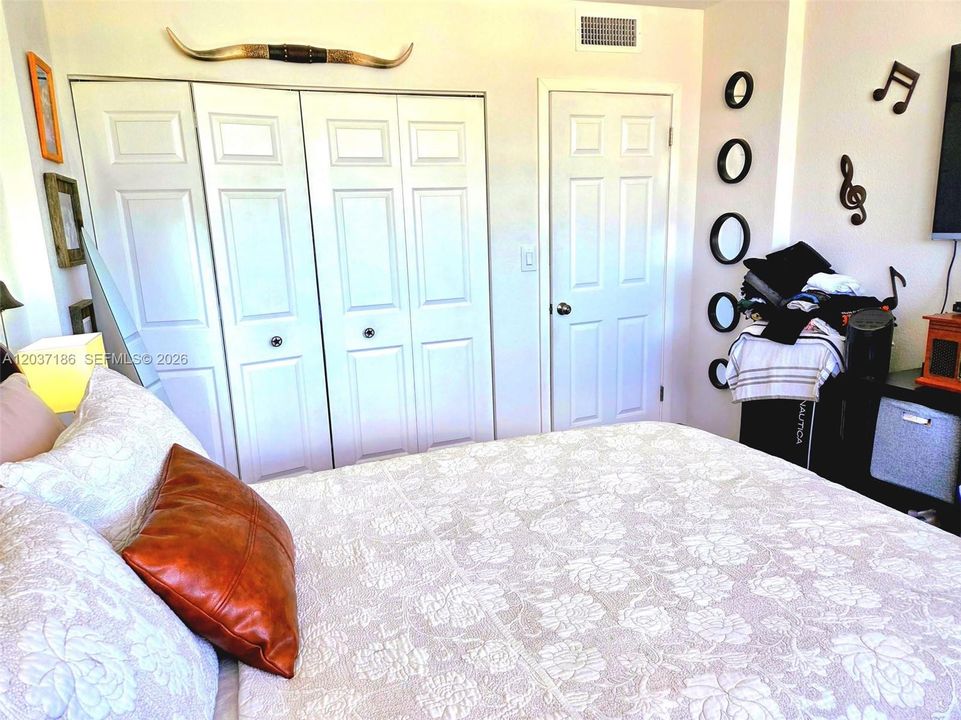 For Sale: $230,000 (2 beds, 2 baths, 970 Square Feet)