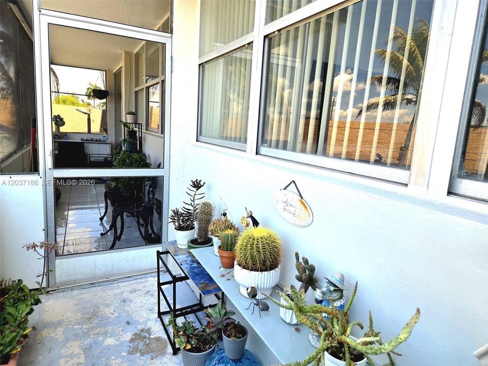 For Sale: $230,000 (2 beds, 2 baths, 970 Square Feet)