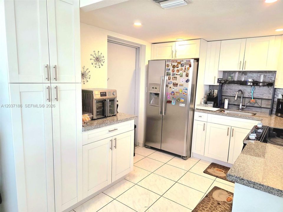 For Sale: $230,000 (2 beds, 2 baths, 970 Square Feet)