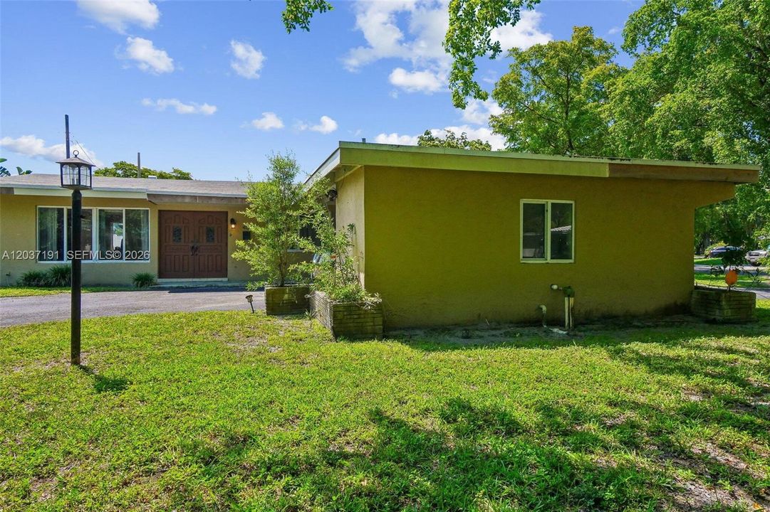 For Sale: $625,000 (4 beds, 3 baths, 1812 Square Feet)