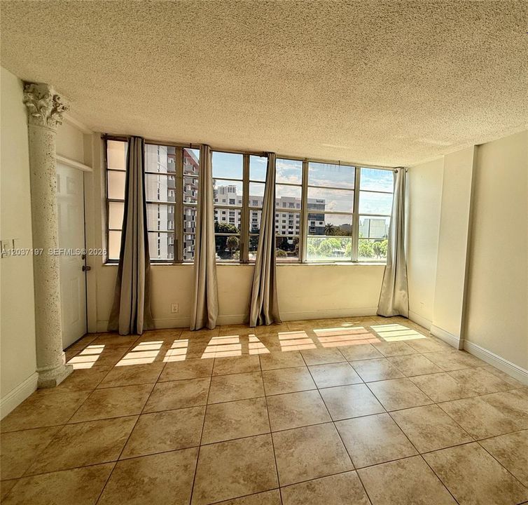 For Sale: $125,000 (1 beds, 1 baths, 790 Square Feet)