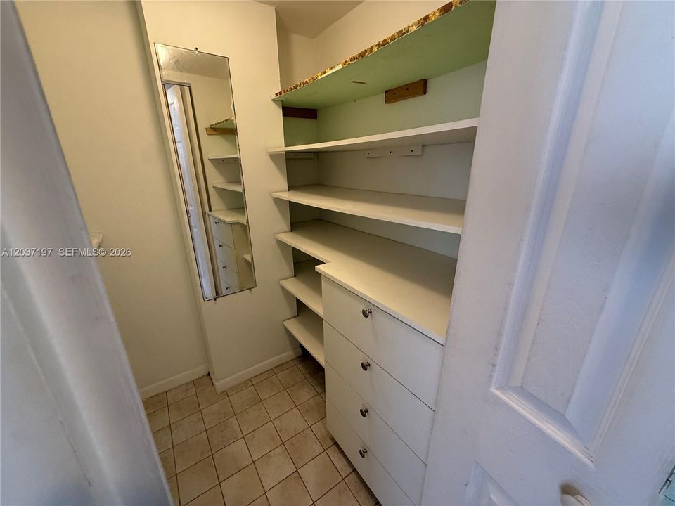 For Sale: $125,000 (1 beds, 1 baths, 790 Square Feet)