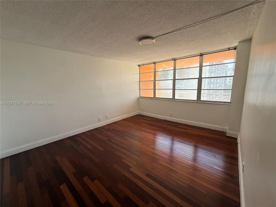 For Sale: $125,000 (1 beds, 1 baths, 790 Square Feet)