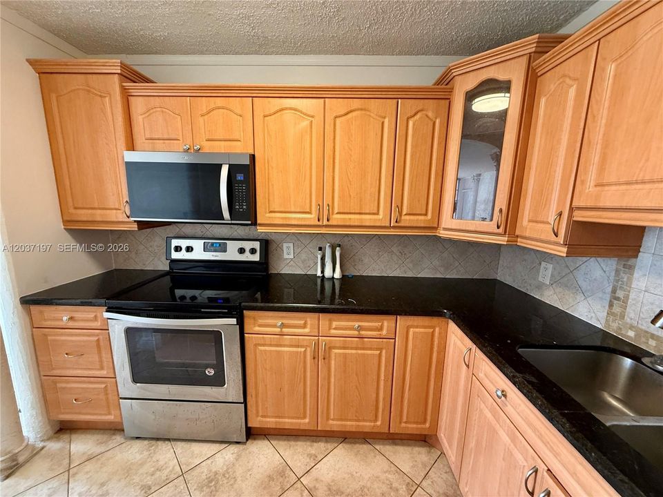 For Sale: $125,000 (1 beds, 1 baths, 790 Square Feet)