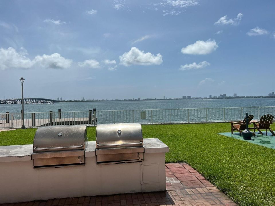 For Rent: $2,425 (1 beds, 1 baths, 780 Square Feet)