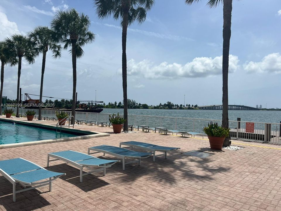 For Rent: $2,425 (1 beds, 1 baths, 780 Square Feet)