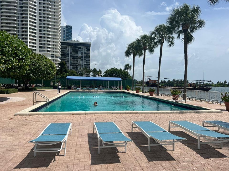 For Rent: $2,425 (1 beds, 1 baths, 780 Square Feet)