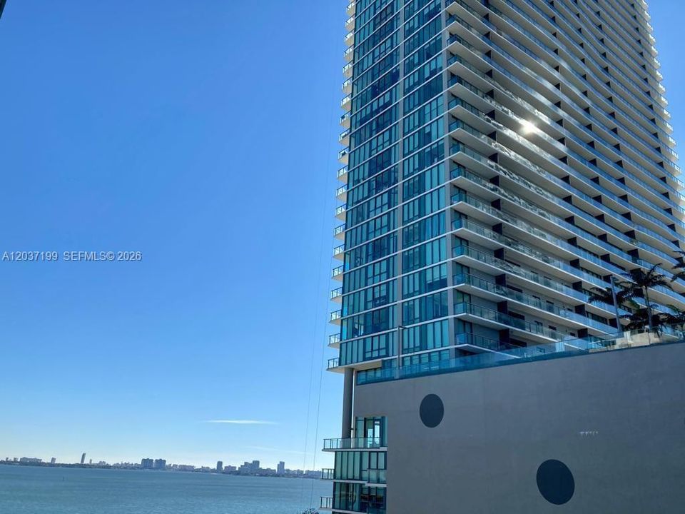For Rent: $2,425 (1 beds, 1 baths, 780 Square Feet)