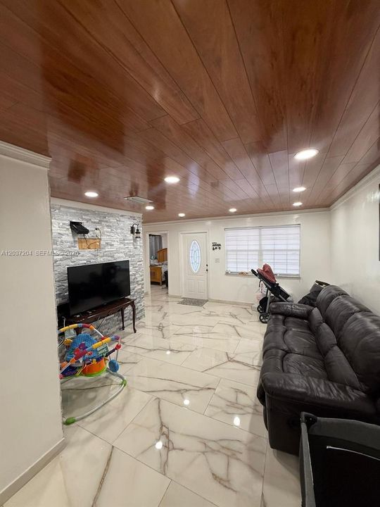 For Sale: $499,000 (4 beds, 3 baths, 1283 Square Feet)