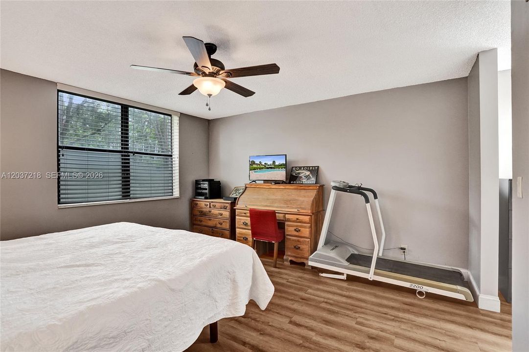 For Sale: $204,800 (2 beds, 2 baths, 1300 Square Feet)